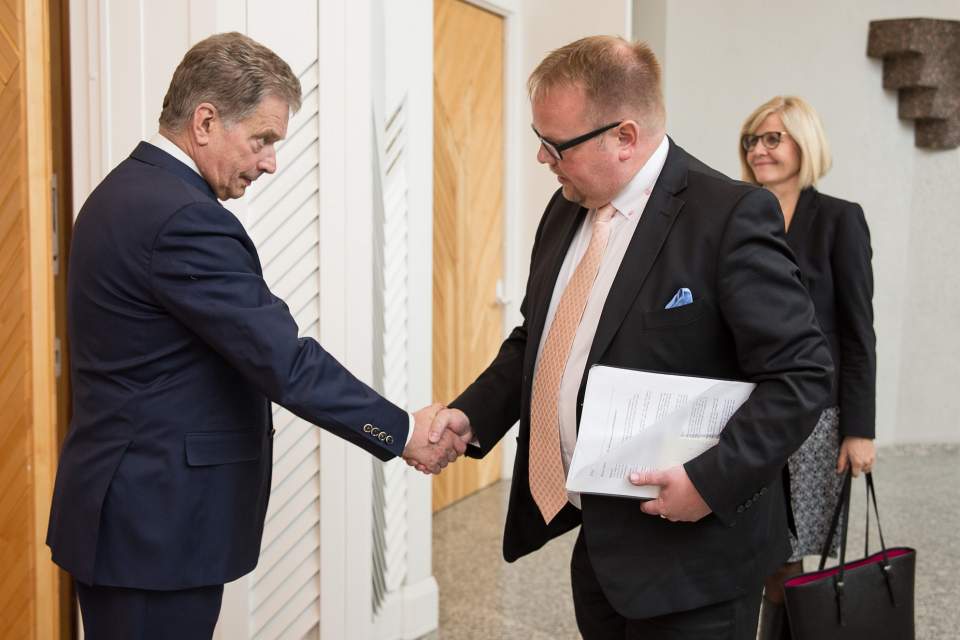 President Sauli Niinistö, talman Johan Ehn och lagtingsdirektör Susanne Eriksson