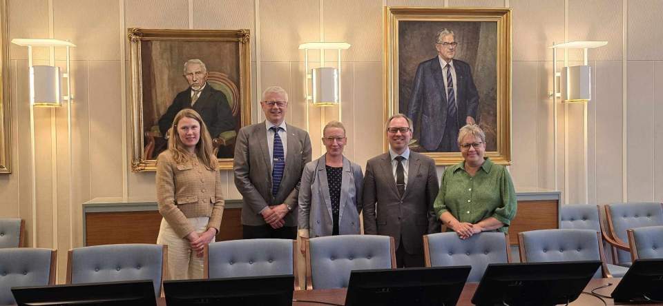 Vik lagtingsdirektör Julia Lindholm, lagtingsledamot Harry Jansson, Jenny Rebold, justitieråd Emil Waris, och lagtingsledamot Nina Fellman i Högsta förvaltningsdomstolen.
