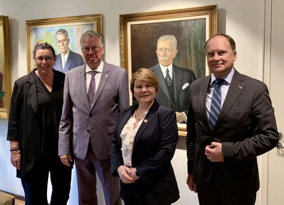 Talmannen Bert Häggblom tillsammans med ambassadör Jeanette Stovel och ambassadör Giedrius Kazakevičius. Tillvänster lantrådet Thörnroos