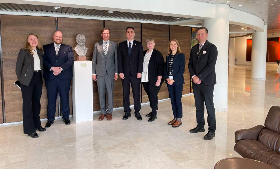 Ambassadör Alexandar Jankovic med hustru Jelena, lagtingsdirektör Julia Lindholm, utskottssekreterare David Ståhlman, talman Jörgen Pettersson, lantrådet Katrin Sjögren och kanslichef John Eriksson Ambassadör Alexandar Jankovic med hustru Jelena, lagtingsdirektör Julia Lindholm, utskottssekreterare David Ståhlman, talman Jörgen Pettersson, lantrådet Katrin Sjögren och kanslichef John Eriksson