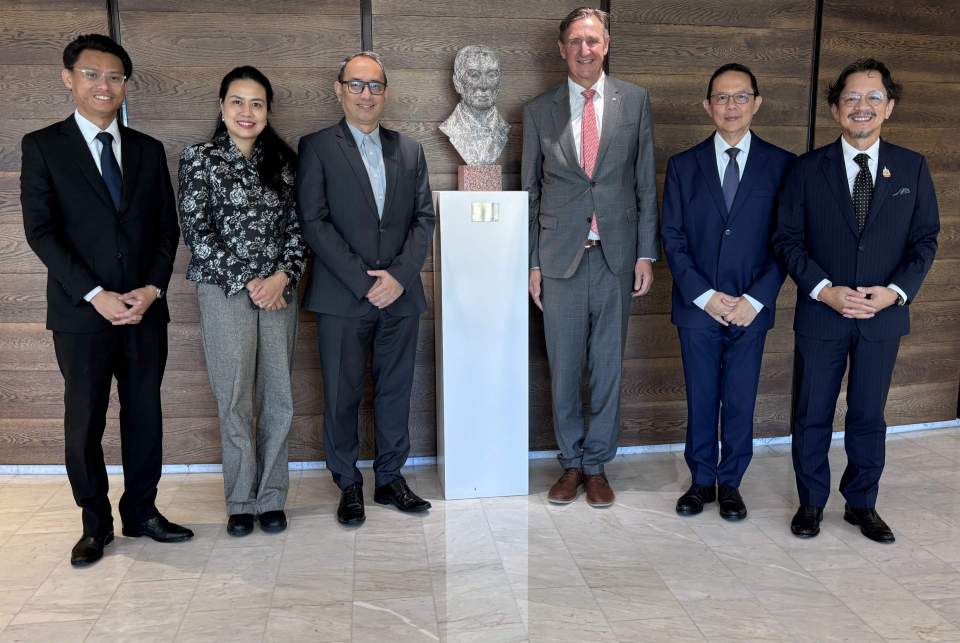 Talman Jörgen Pettersson omgiven av de fem ASEAN-ambassadörerna Talman Jörgen Pettersson omgiven av de fem ASEAN-ambassadörerna