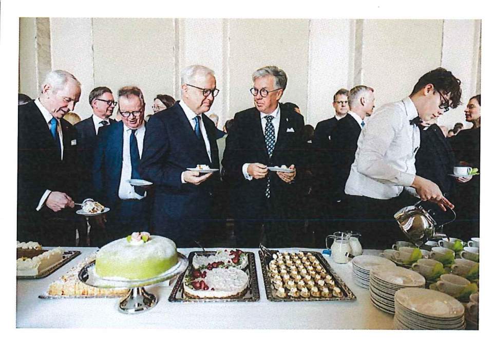 Talman Bert häggblom i samspråk med direktören för Finlands Bank Olli Rehn