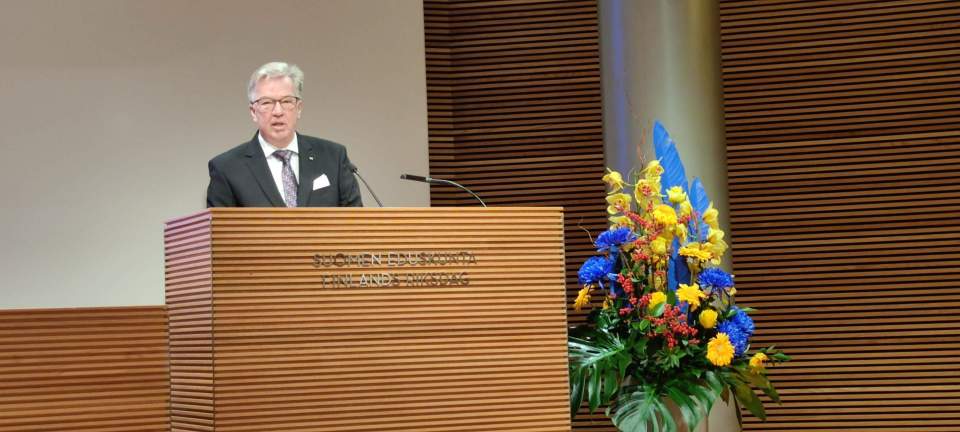 Talman Bert Häggblom håller tal