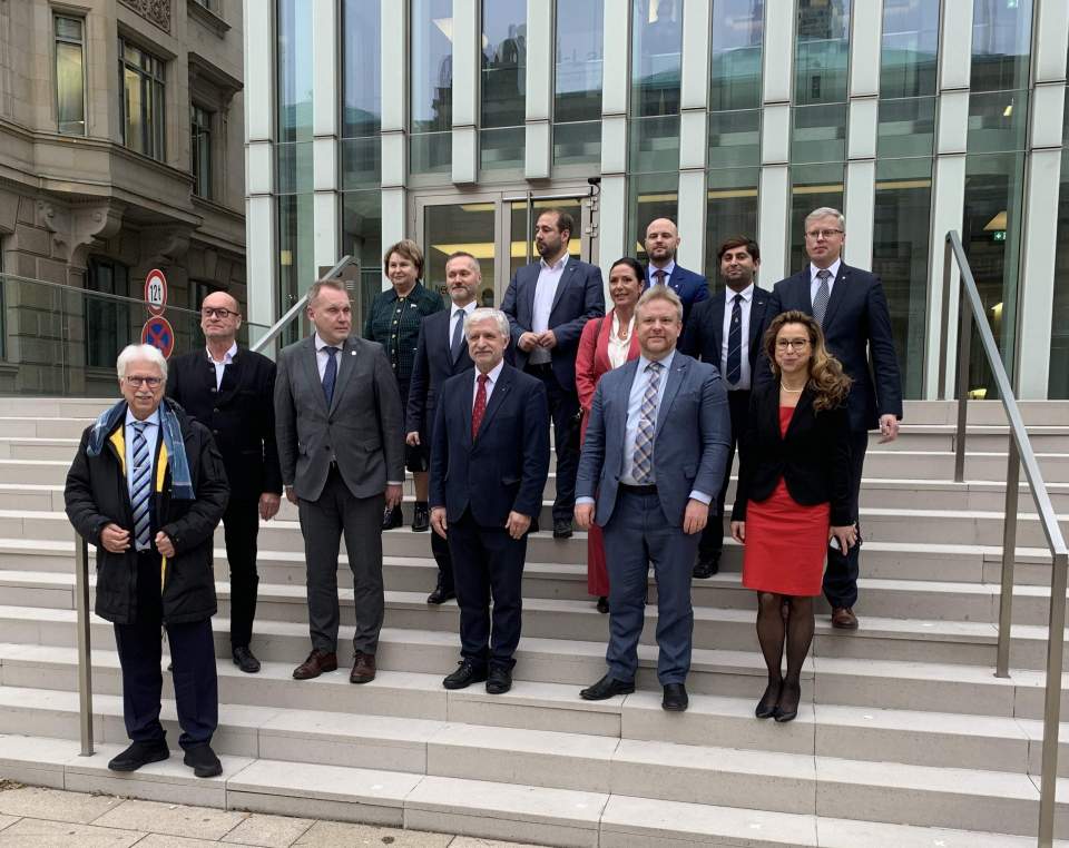Wille Valve andra från höger i nedre raden, bredvid talman Carola Veit från Hamburgs delstatsparlament