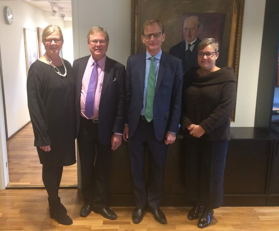 Från vänster talman Gun-Mari Lindholm, Bo-Sture Sjölund ambassadör Tom Dodd och minister Nina Fellman