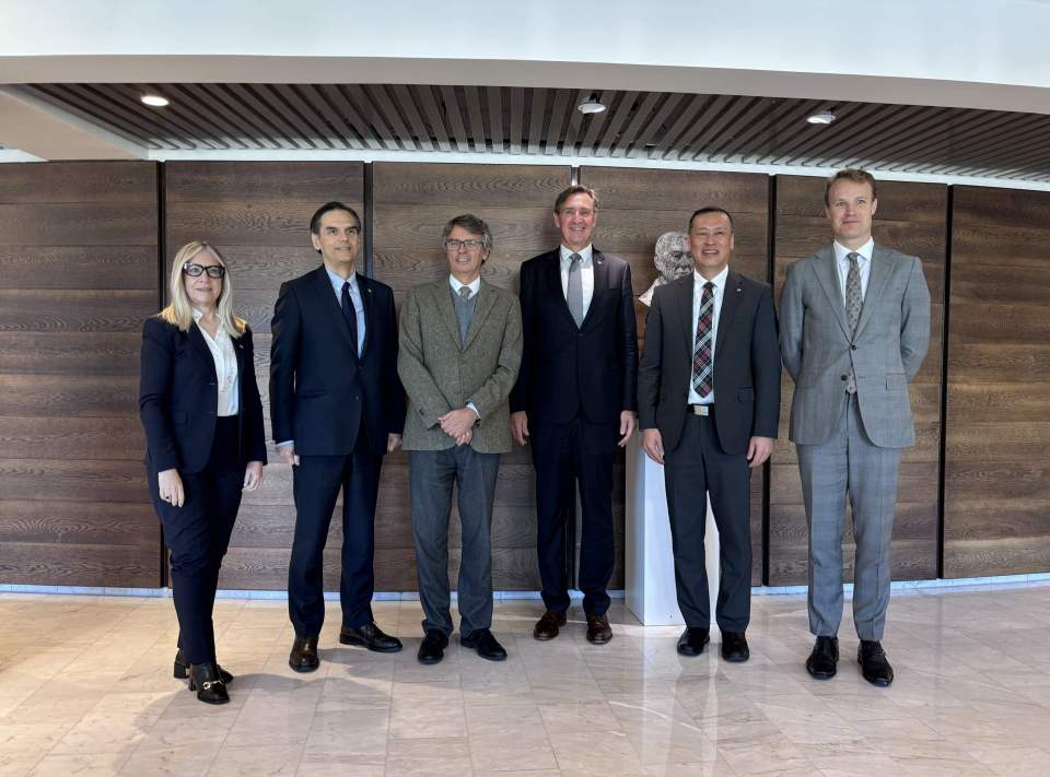 Talman Jörgen Pettersson omgiven av ambassadörerna