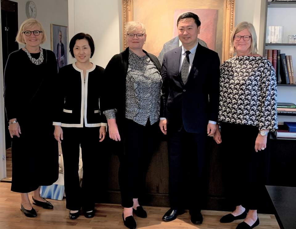Från vänster lagtingsdirektör Susanne Eriksson, Mrs Sa Qin, lantrådet Katrin Sjögren, ambassadör H.E. Mr Li Chen samt talman Gun-Mari Lindholm