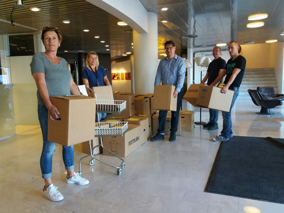 Personalen flyttar lådor från lagtingshuset