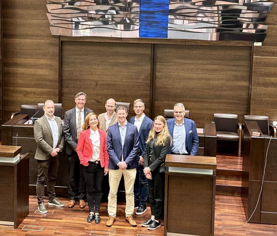 Fastighetsdirektör Johan Johansson, talman Jörgen Pettersson, vd Anna Hellerstedt, vvd Niklas Talling, Folkhälsans verksamhetsledare på Åland Niclas Forsström, fastighetschef Dan Brander, lagtingsdirektör Julia Lindholm och ekonomidirektör Christer Holmström