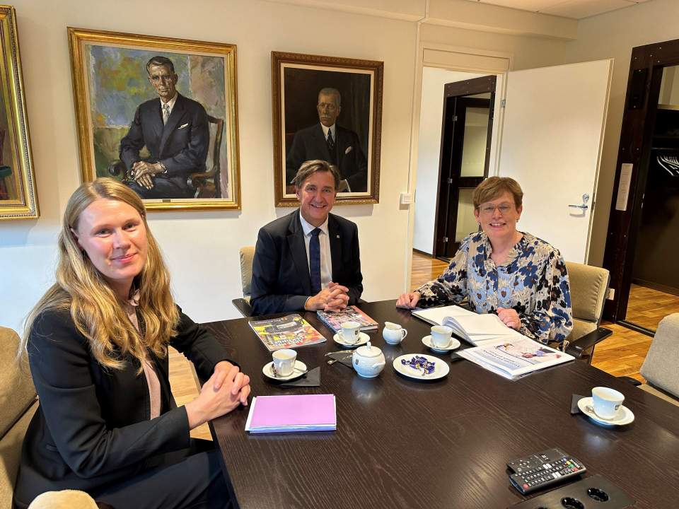 Folktingets sekreterare med talman Jörgen Pettersson och biträdande lagtingsdirektör Julia Lindholm. Folktingets sekreterare med talman Jörgen Pettersson och biträdande lagtingsdirektör Julia Lindholm.