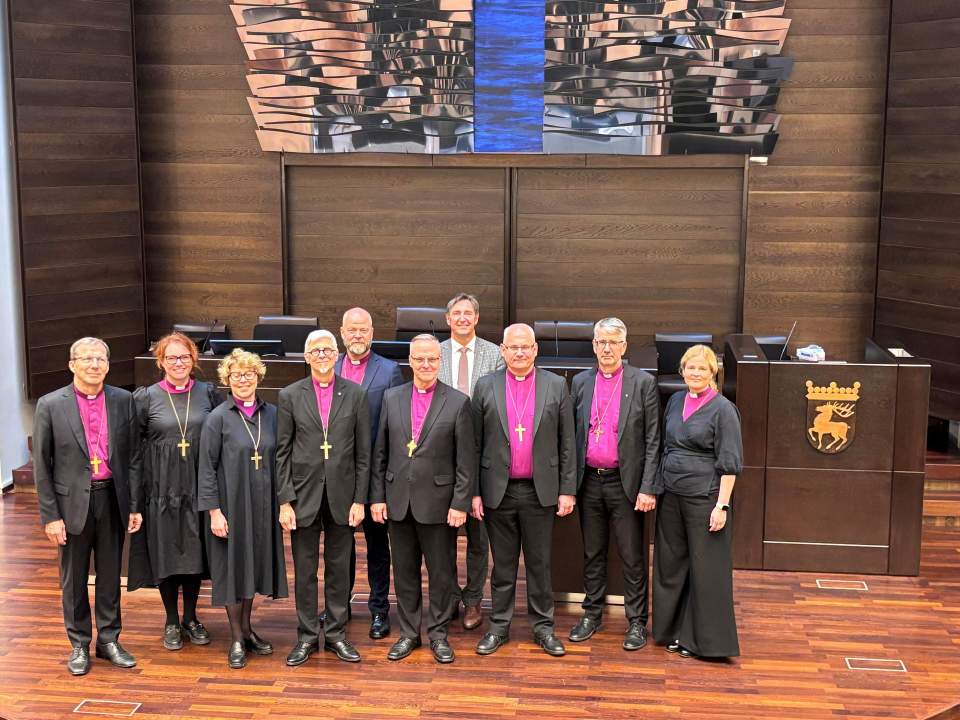Talman Jörgen Pettersson med Finlands biskopar i den evangeliskt lutherska kyrkan.