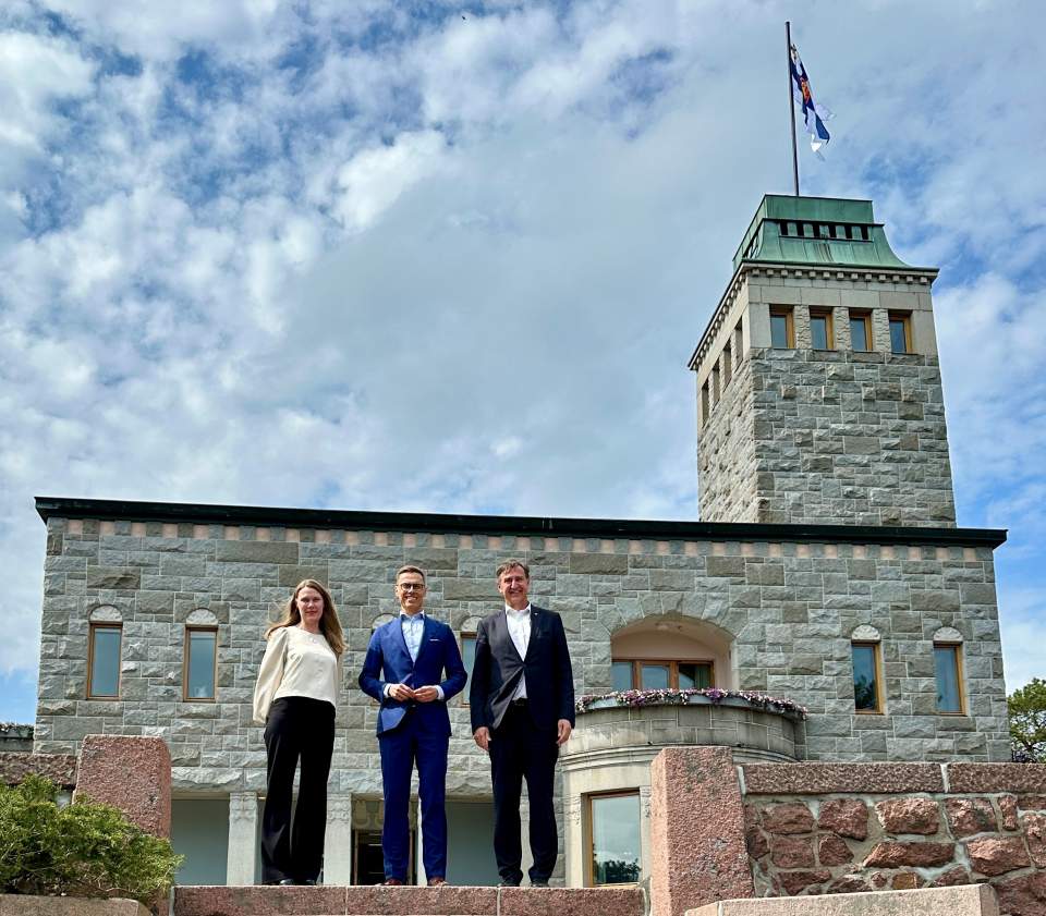 Talman Jörgen Pettersson och vikarierande lagtingsdirektör Julia Lindholm med republikens president Alexander Stubb på Gullranda.