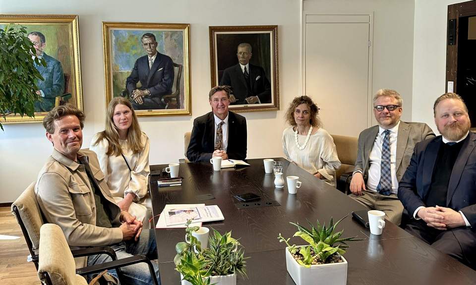 Huvudsekreterare Micke Larsson, tf lagtingsdirektör Julia Lindholm, talman Jörgen Pettersson, generalsekreterare Eeva Furman samt lagtingsledamöterna Wille Valve och Simon Påvals Huvudsekreterare Micke Larsson, tf lagtingsdirektör Julia Lindholm, talman Jörgen Pettersson, generalsekreterare Eeva Furman samt lagtingsledamöterna Wille Valve och Simon Påvals