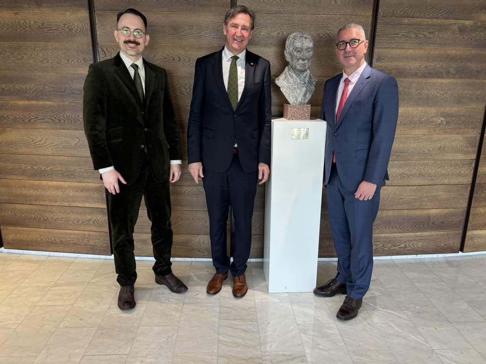 Kanadas ambassadör Patrick Hébert, talman Jörgen Pettersson och Thomas Laith Gagnon