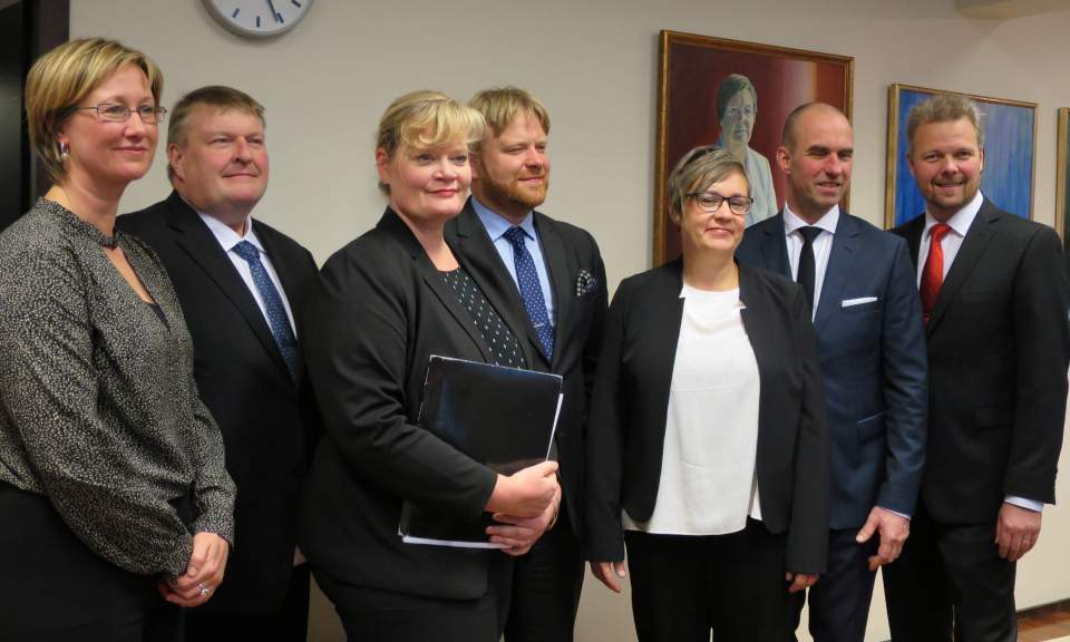 Från vänster vicelantråd Camilla Gunell, minister Mats Perämaa, lantråd Katrin Sjögren samt minstrarna Wille Valve, Nina Fellman, Tony Asumaa och Mika Nordberg.