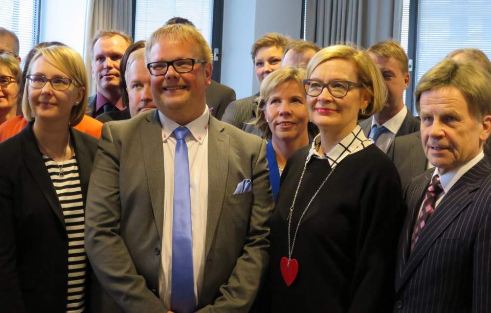 I mitten på bilden talman Johan Ehn till vänster talman Maria Lohela, till höger andra vice talman Paula Risikko och första vice talman Mauri Pekkarinen