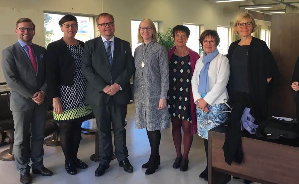 Från vänster riksdagsledamot Mats Löfström, vicetalman Veronica Thörnroos, talman Johan Ehn, riksdagens talman Maria Lohela, andra vicetalman Viveka Eriksson, riksdagens generalsekreterare Maija-Leena Paavola samt lagtingsdirektör Susanne Eriksson 