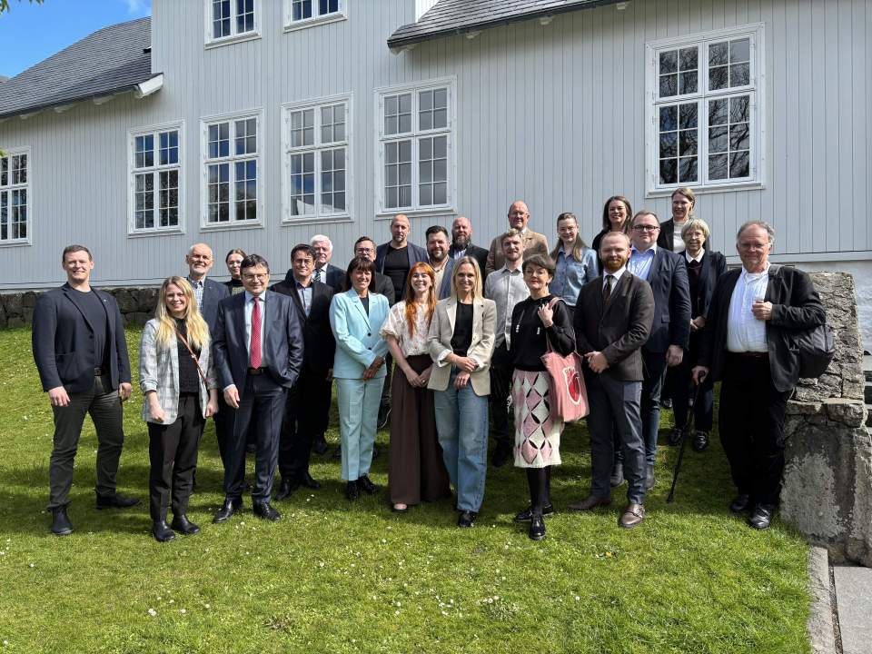 Ledamöter i Ålands och Färöarnas lagting utanför lagtinget på Färöarna