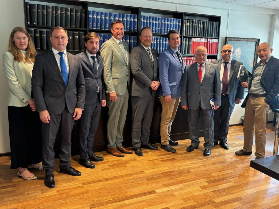 Julia Lindholm, Jörgen Pettersson, Simon Påvals och Marcus Måtar med delegationen från Abchazien. Talman Jörgen Pettersson och biträdande lagtingsdirektör Julia Lindholm med delegationen från Abchazien.