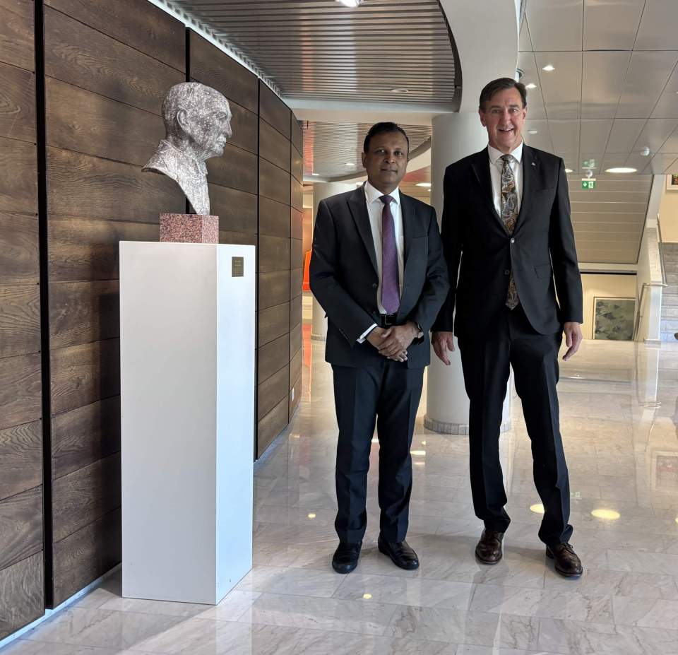 Indiens ambassadör Hemant Harishchandra Kotalwar och talman Jörgen Pettersson