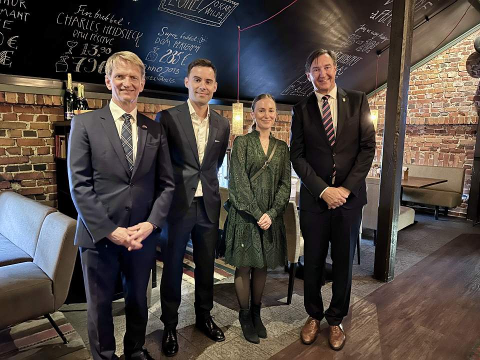 Från vänster Islands ambassadör i Finland Harald Aspelund, nya honorärkonsuln Mathias Grunér med hustru Tova Grunér samt lagtingets talman Jörgen Pettersson.