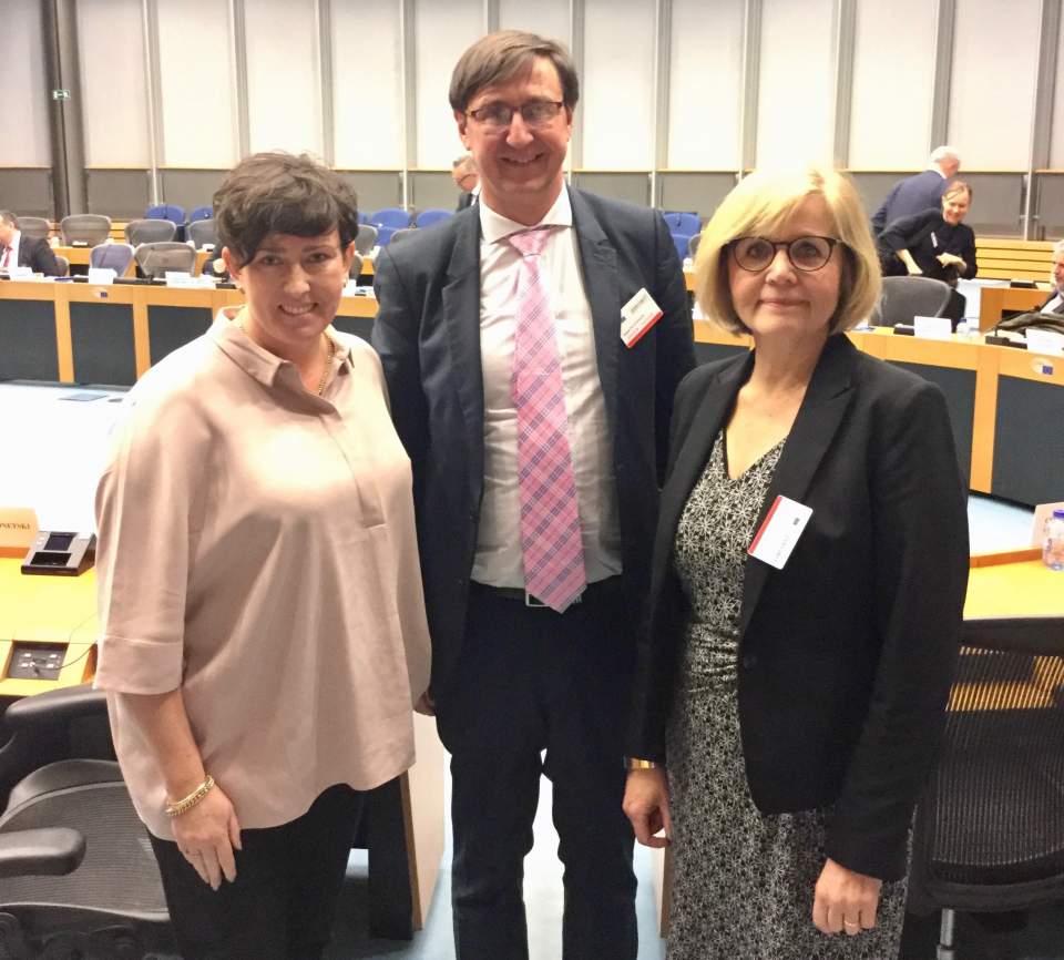 På bilden från vänster ledamöterna Sara Kemetter och Jörgen Pettersson samt lagtingsdirektör Susanne Eriksson