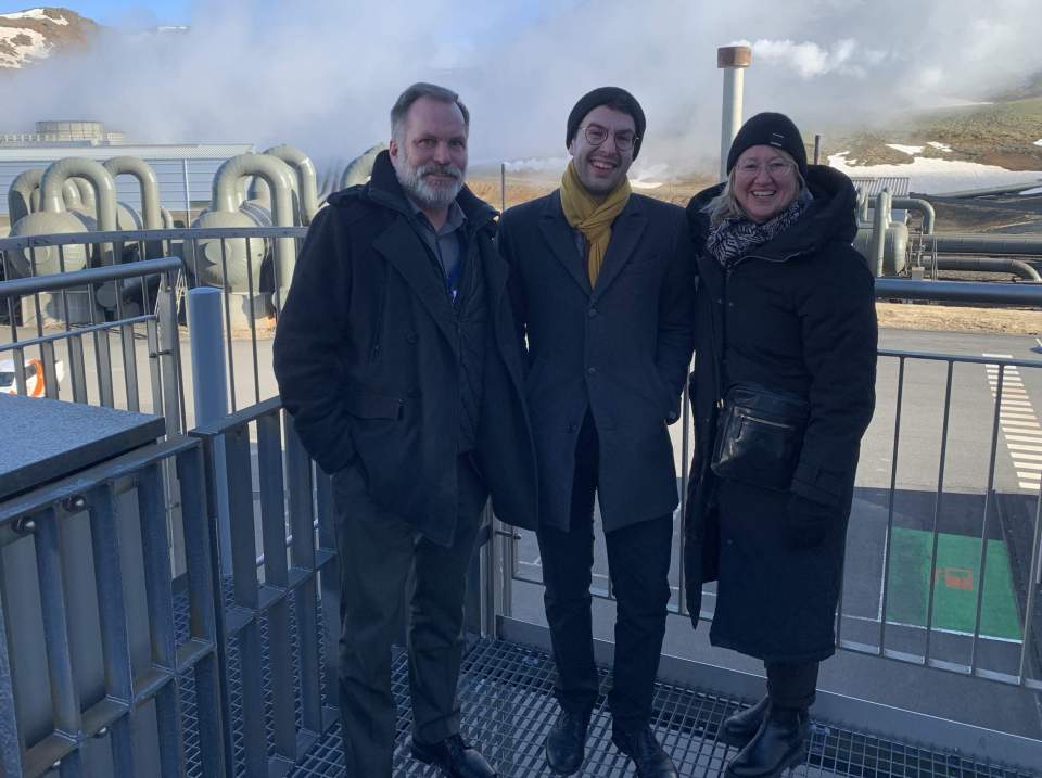 Delegationen på besök vid Hellisheidarvirkjuns geotermiska kraftverk. Från vänster Mikael Lindholm, Simon Holmström och Camilla Gunell. Marcus Måtar saknas på bilden