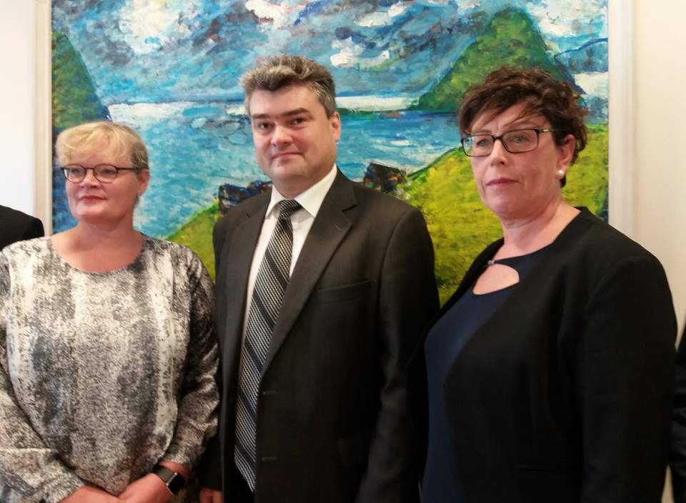 Lantrådet Katrin Sjögren, Moldaviens vice premiärminister Gheorge Balan och vicetalman Veronica Thörnroos