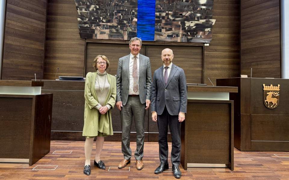 Moldaviens honorärkonsul på Åland, Elisabeth Nauclér, talman Jörgen Pettersson och ambassadör Viorel Ursu