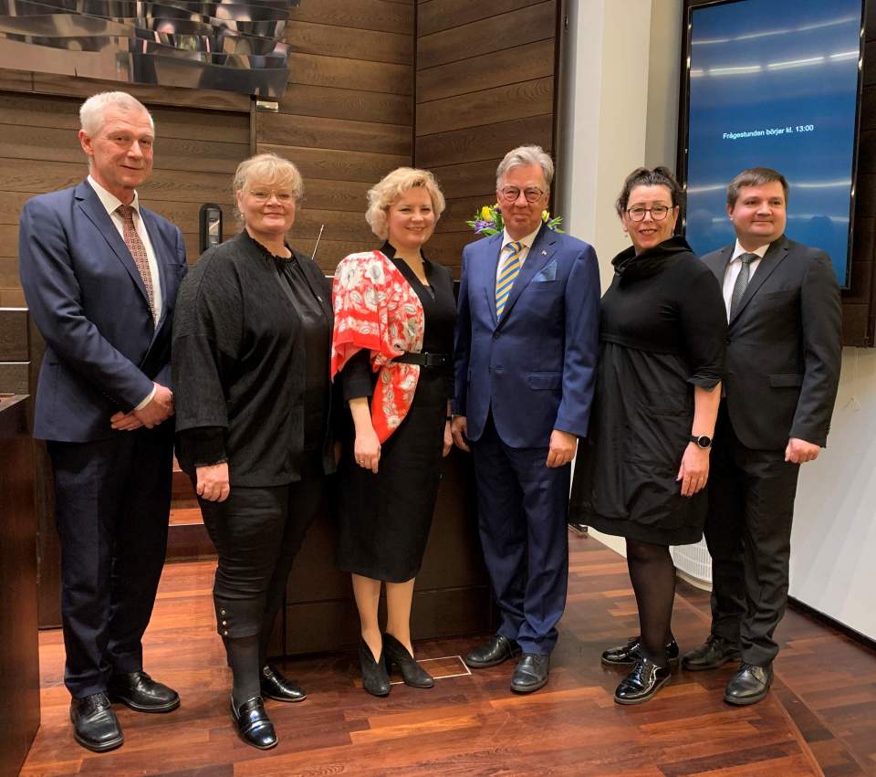 Ukrainas ambassadör Olga Dibrova med talmannen, vicetalmännen och lantrådet