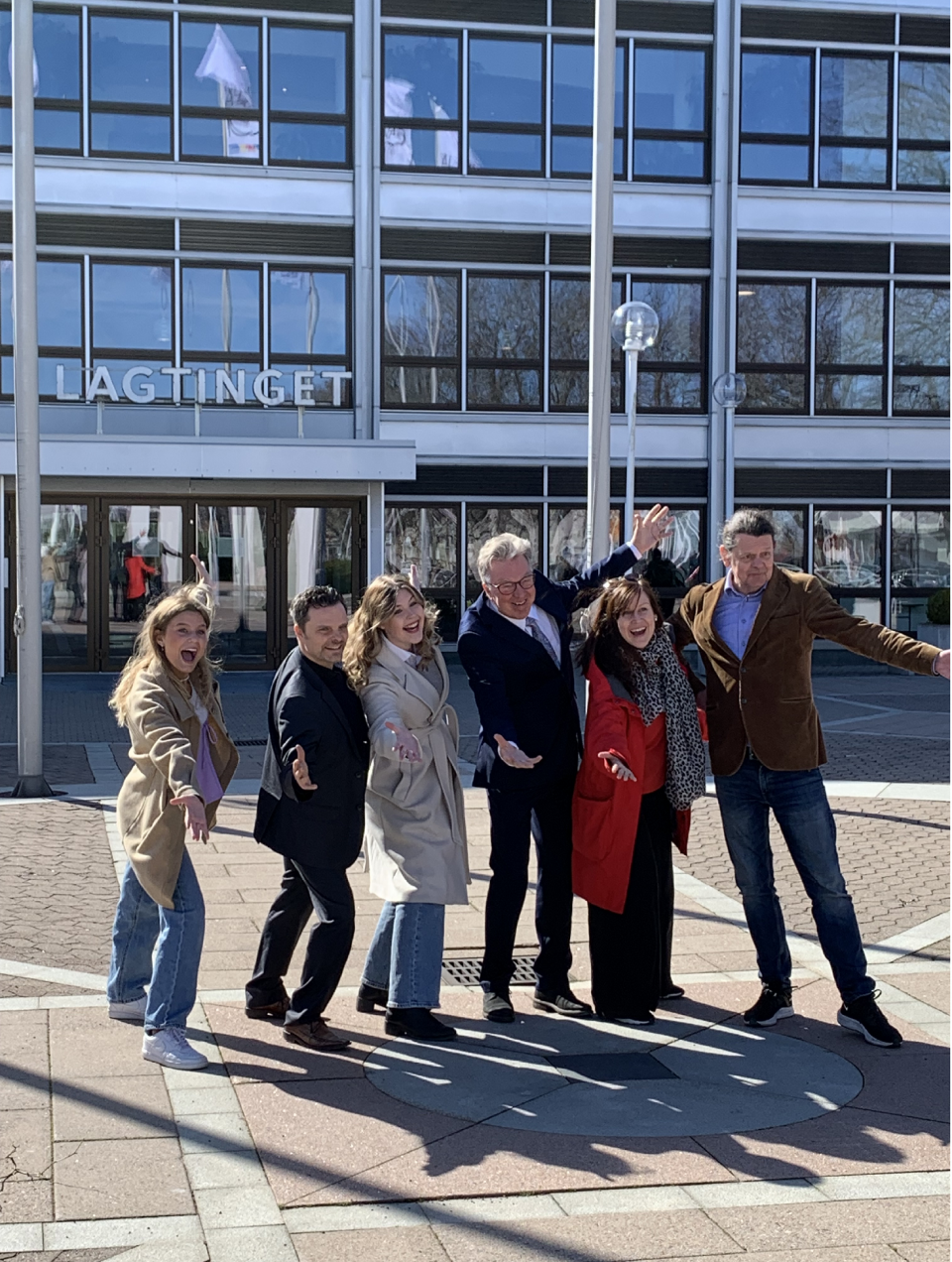 Från vänster Tilde Westergård, Dan Karlström, Emilia Alm, talman Bert Häggblom, Therese Karlsson, Peter PJ Jägerhult