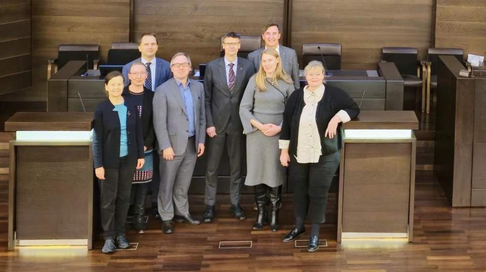 Högsta förvaltningsdomstolen med talman Jörgen Pettersson, lantråd Katrin Sjögren och vik lagtingsdirektör Julia Lindholm. Högsta förvaltningsdomstolen med talman Jörgen Pettersson, lantråd Katrin Sjögren och vik lagtingsdirektör Julia Lindholm.