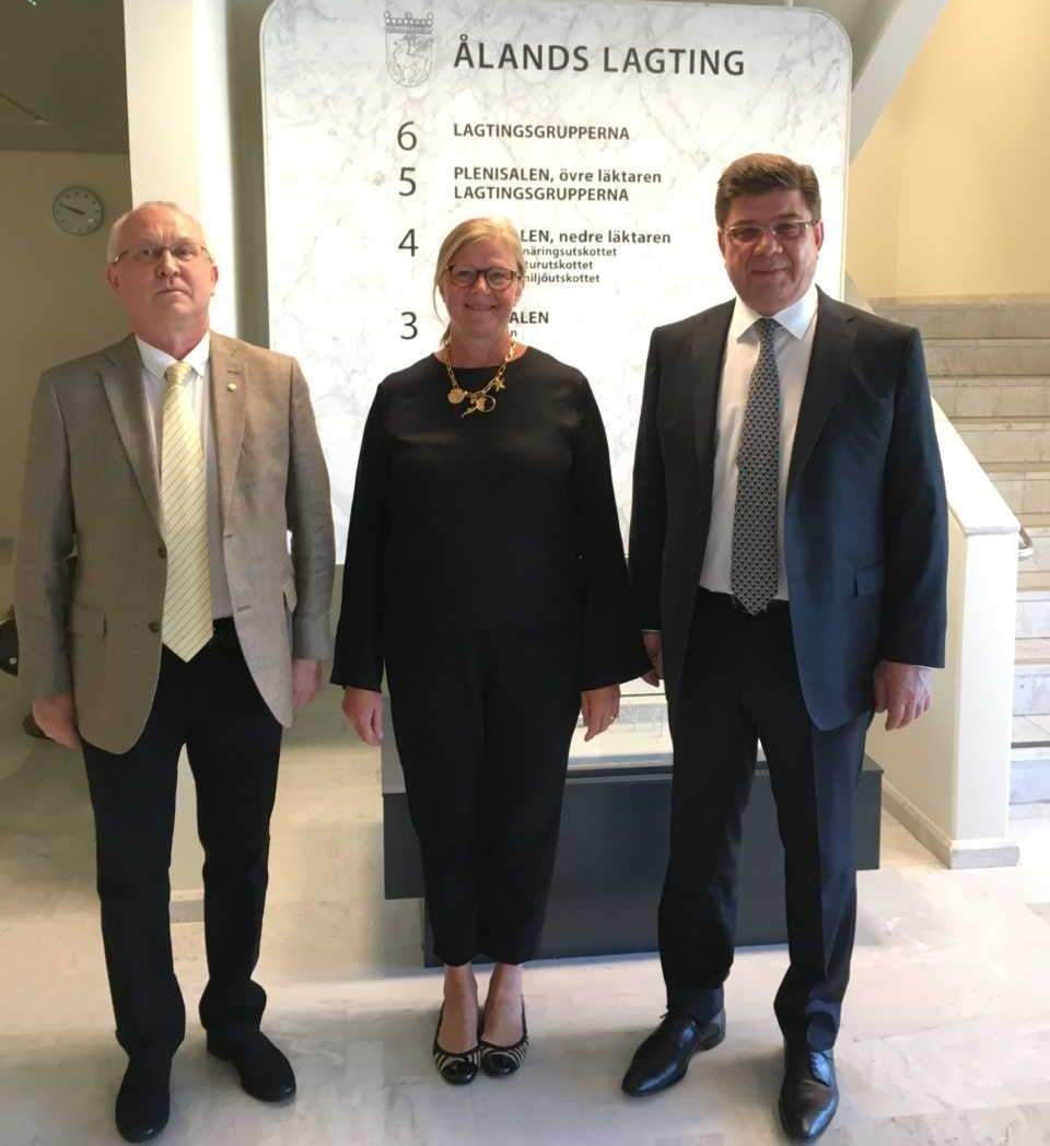 Rysslands ambassadör Mr Pavel Kutznetsov, talman Gun-Mari Lindholm och konsul Mikhail  Zubov