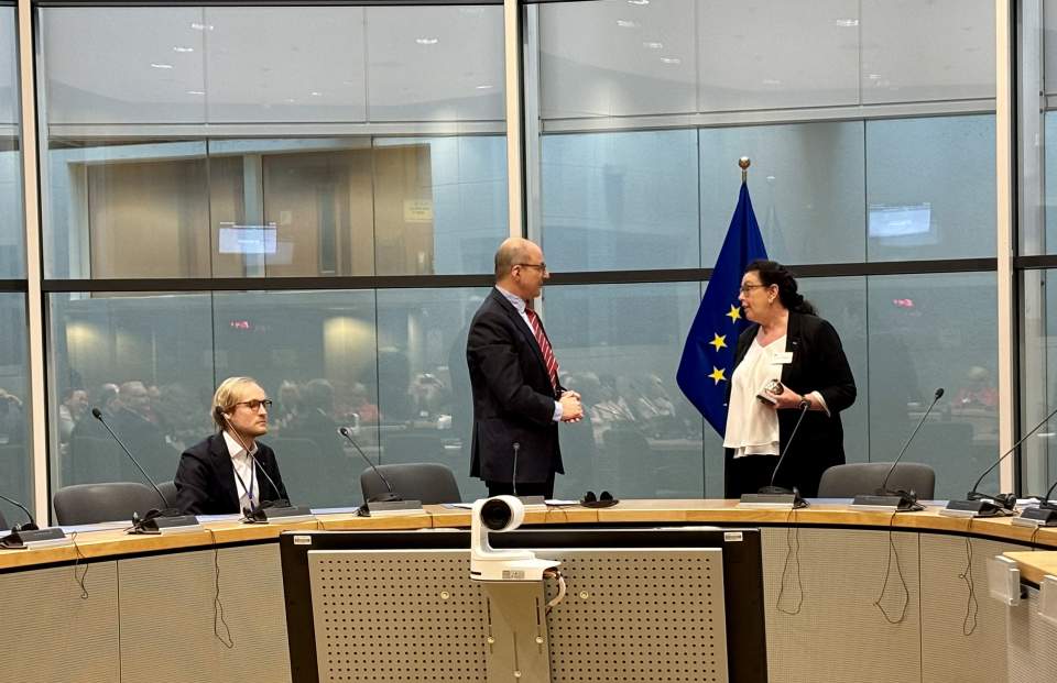 Kabinettschef Colin Scicluna med talman Veronica Thörnroos samt ministerråd Anton Nilsson Kabinettschef Colin Scicluna med talman Veronica Thörnroos samt ministerråd Anton Nilsson
