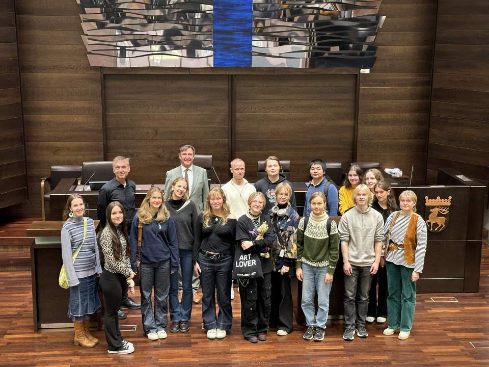 Talman Jörgen Pettersson tillsammans med elever och lärare från Sibeliusgymnsaiet