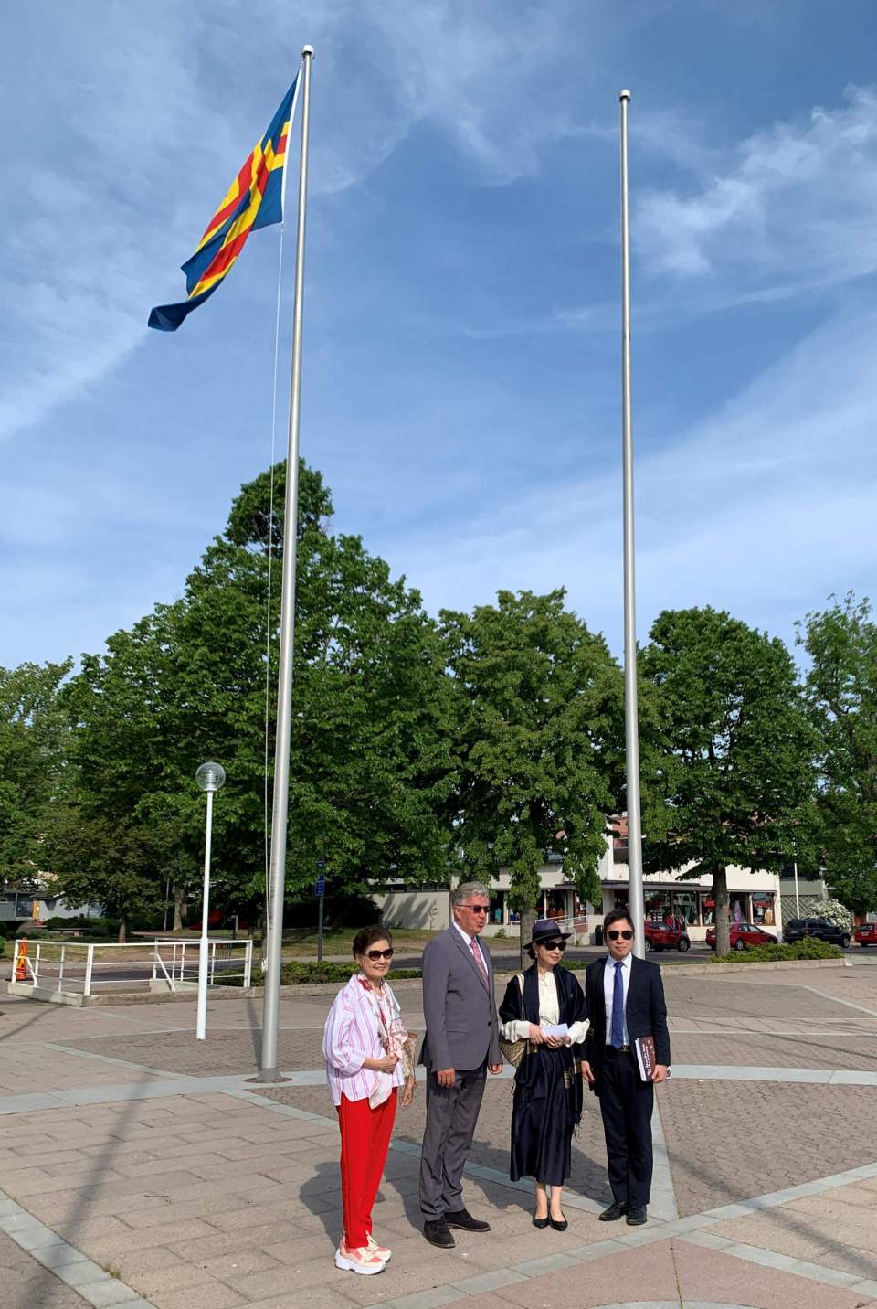 Thailands ambassadör H.E. Ms. Chavanart Thangsumphant och ambassadrådet Mr Kosin Phonmang med talman Bert Häggblom