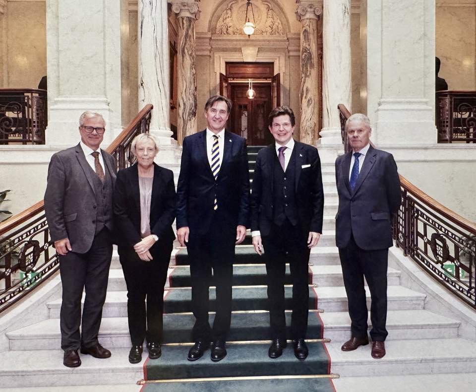 Riksdagsdirektör Ingvar Mattson, lagtingsdirektör Carina Strand, talman Jörgen Pettersson, talman Andreas Norlén samt generalkonsul Lars-Hjalmar Wide