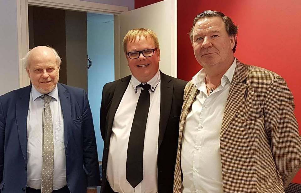 På bilden från vänster generalkonsul Olof Ehrenkrona, talman Johan Ehn och Sveriges Nordenambassdör Krister Bringéus
