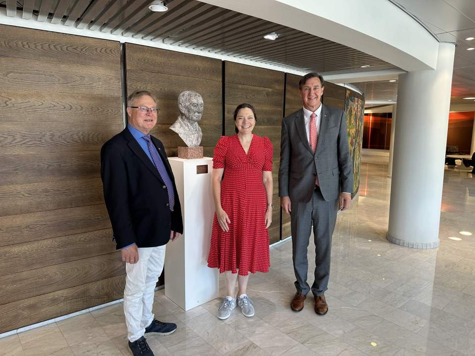 Ålands honorärkonsul Bosse Sjölund, Storbritanniens ambassadör i Finland, H.E. Laura Davies och talman Jörgen Pettersson