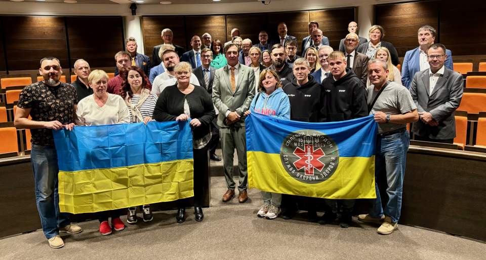 Läkare och sjukvårdspersonal från Ukraina jämte talman, lantråd och lagtingsledamöter
