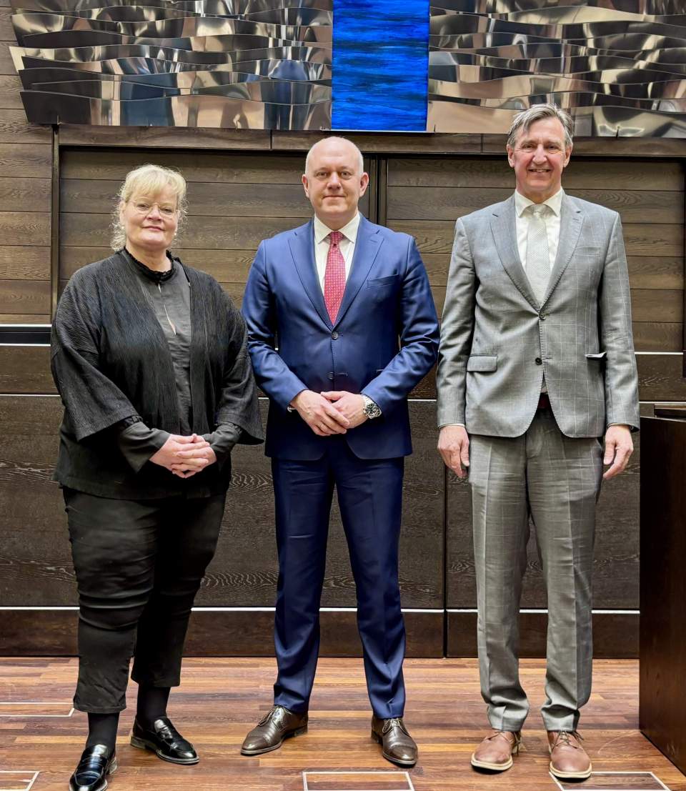 Lantrådet Katrin Sjögren, ambassadör Mykhailo Vydoinyk och talman Jörgen Pettersson