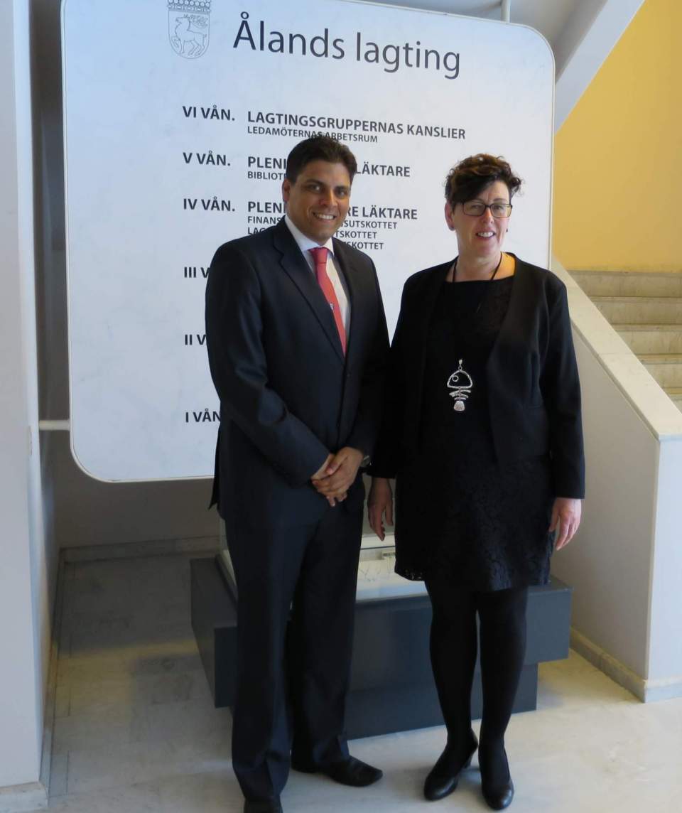 Vicetalman Veronica Thörnroos och kommissionär Clark Abraham från Bornaire