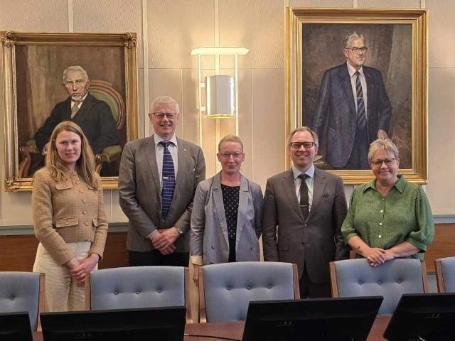 Vik lagtingsdirektör Julia Lindholm, lagtingsledamot Harry Jansson, Jenny Rebold, justitieråd Emil Waris, och lagtingsledamot Nina Fellman i Högsta förvaltningsdomstolen. 