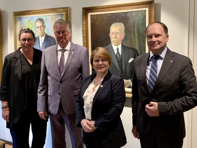 Talmannen Bert Häggblom tillsammans med ambassadör Jeanette Stovel och ambassadör Giedrius Kazakevičius. Tillvänster lantrådet Thörnroos