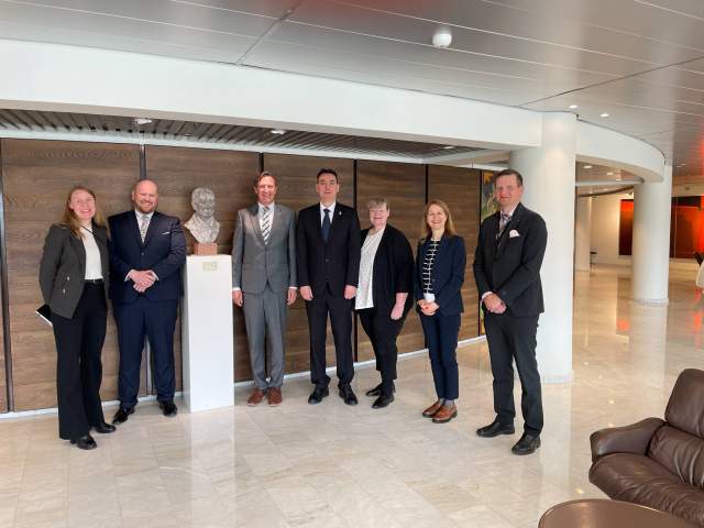 Ambassadör Alexandar Jankovic med hustru Jelena, lagtingsdirektör Julia Lindholm, utskottssekreterare David Ståhlman, talman Jörgen Pettersson, lantrådet Katrin Sjögren och kanslichef John Eriksson