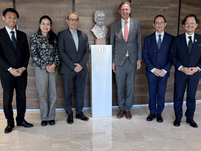 Talman Jörgen Pettersson omgiven av de fem ASEAN-ambassadörerna