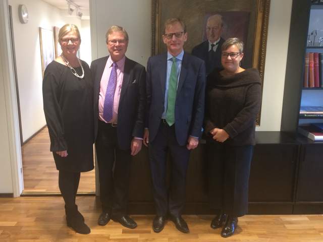 Från vänster talman Gun-Mari Lindholm, Bo-Sture Sjölund ambassadör Tom Dodd och minister Nina Fellman