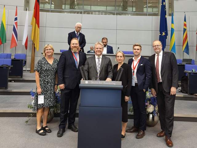 Ålands BSPC-delegation inne i tyska förbundsdagens plenisal. Fr.v. byråsekreterare Victoria Lindblom, ledamöterna Simon Påvals (lib), Wille Valve (MSÅ), Jessy Eckerman (s), Jesper Josefsson (c) och delegationssekreterare Sten Eriksson