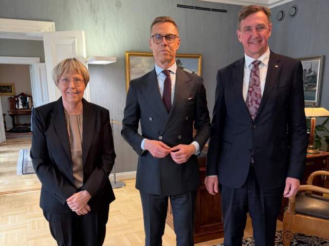 Lagtingsdirektör Carina Strand, president Alexander Stubb och talman Jörgen Pettersson