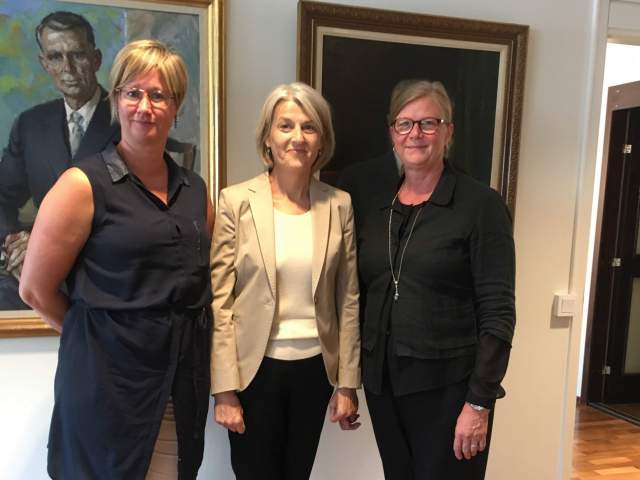 Vice lantrådet Camilla Gunell, Danmarks ambassadör Charlotte Laursen och talman Gun-Mari Lindholm
